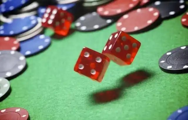 Layar utama macauklub bernuansa emas